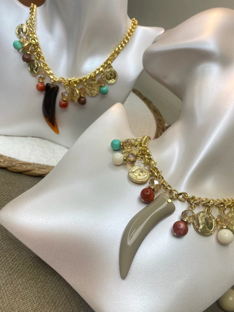 Colar dourado dente de sabre e moedas COJ01 - comprar online