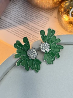 Brinco flor desenhada lateral resinada BRIGR07 - Ruchelli Bijoux