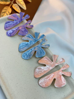 Brinco flor lateral resinado BRIMK01 na internet