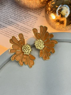 Brinco flor desenhada lateral resinada BRIGR07 na internet