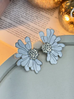 Brinco flor desenhada lateral resinada BRIGR07 - loja online