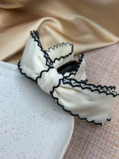 Bananinha Laço Bordado BAPK01 - Ruchelli Bijoux