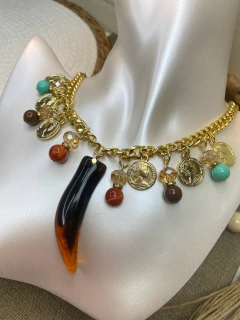 Colar dourado dente de sabre e moedas COJ01 na internet