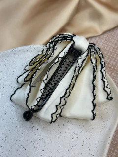 Bananinha Laço Bordado BAPK01 - Ruchelli Bijoux