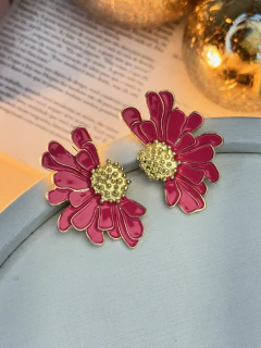 Brinco flor desenhada lateral resinada BRIGR07 - comprar online