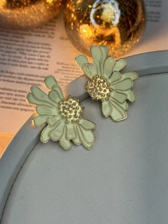 Brinco flor desenhada lateral resinada BRIGR07