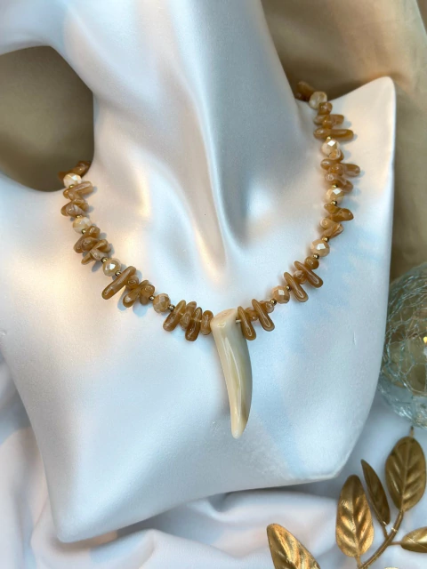 Colar cascalhos resina e dente de sabre nude CONG01 - comprar online