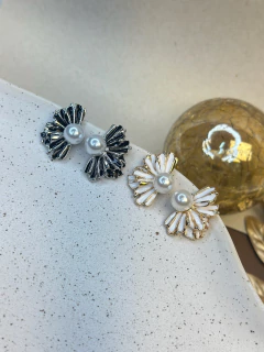 Brinco flor lateral/pérola BRIFN01 - Ruchelli Bijoux