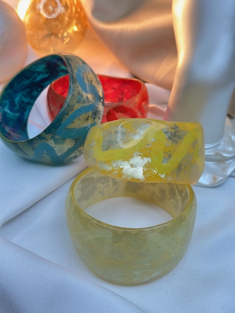 Bracelete de resina M com folha de ouro BRAMR01 - comprar online