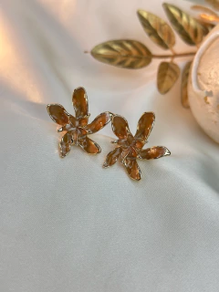 Brinco resinado flor martelada BRIWU05 na internet
