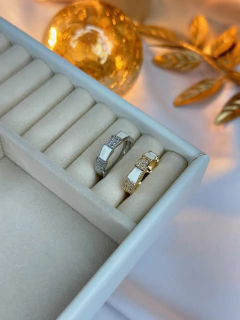 Anel cravejado e resinado branco ANLS01 na internet