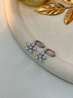 Brinco argolinha/flor cravejada BRIPK18 na internet