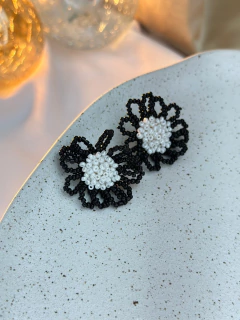 Brinco flor miçanga vazada BRIMN01 - comprar online