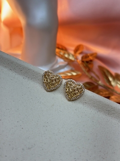 Brinco coração vazado cravejado BRIMU03 - Ruchelli Bijoux