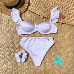 Biquíni meia taça com babados e calcinha hotpants branco glow