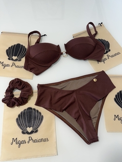 Biquíni top meia taça com argola + hotpants marrom suplex - Migas Praianas