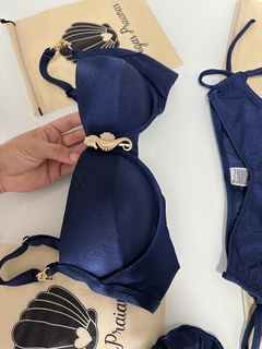 Biquíni top meia taça com metal de cavalo marinho na cor azul marinho glow na internet