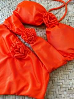 MAIÔ FLORES LARANJA GLOW - comprar online