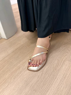 Rasteira VIOLETA na cor OURO com aplicação OURO - comprar online