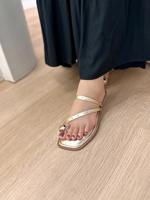 Rasteira VIOLETA na cor OURO com aplicação OURO - comprar online