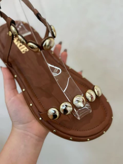 Papete Flora na cor CARAMELO com aplicações OURO - loja online