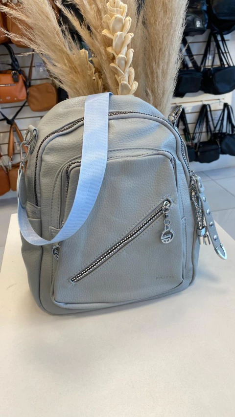 MOCHILA MARTINA CON HERRAJES CELESTE