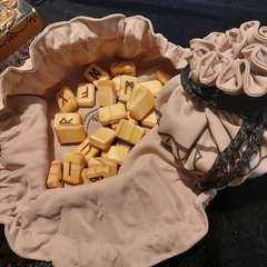 Runas en madera. Futhark antiguo
