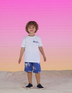 Conjunto Precoce blusa branca e bermuda azul mar