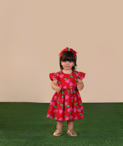 Vestido Precoce com calcinha coração nas costas colhendo amor