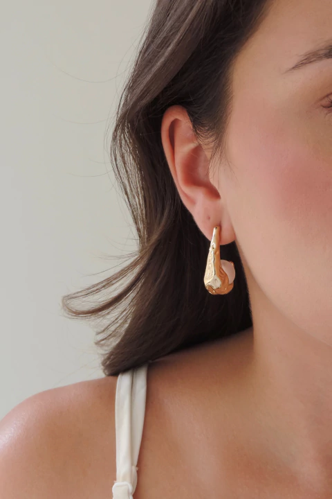 Brinco Gota Martelado Pérola - comprar online