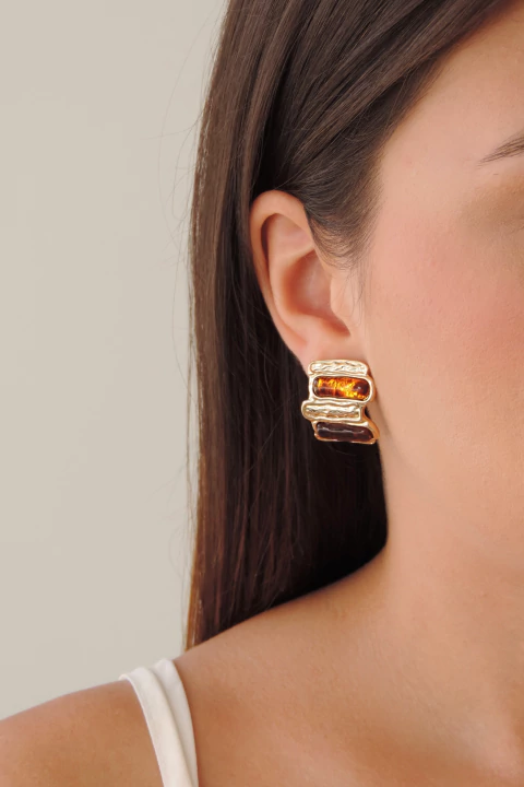 Brinco Orgânico Martelado Resina - comprar online