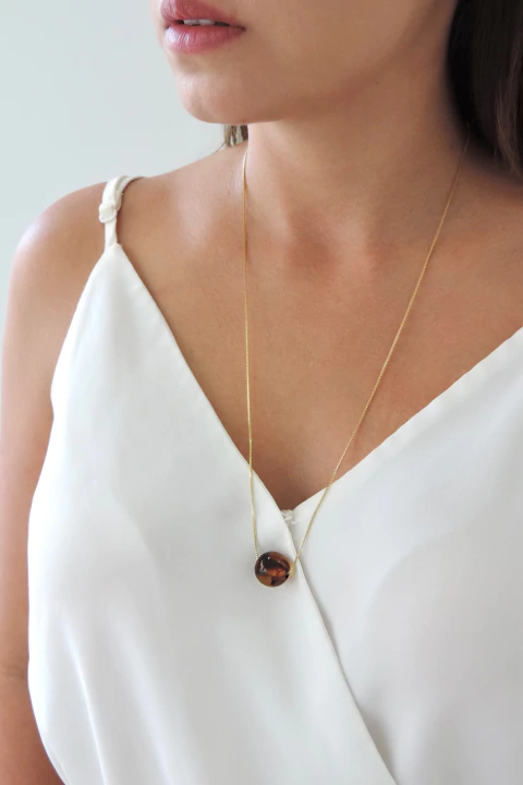 Colar Longo Esfera Resina - comprar online