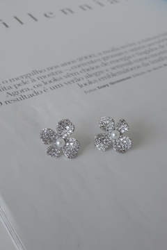 Brinco Flor Cravejado Pérola - Boug Acessórios