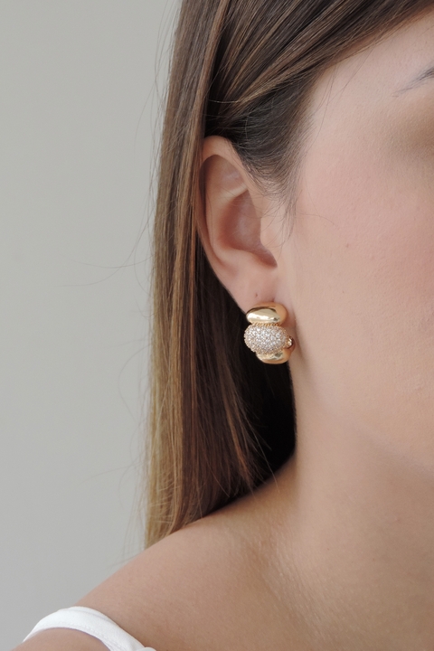 Argola Amendoada Zircônias - comprar online