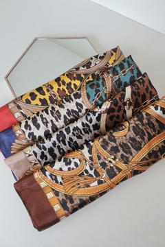 Lenço Animal Print na internet