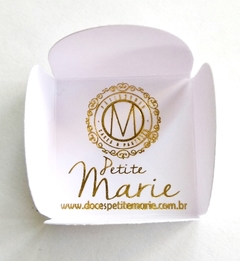 Forminhas Personalizadas 3,5x3,5 PAPEL Couchê BRANCO I80g - Impressão HOT STAMP Dourado ou Prata - Prazo 15 dias - Mín. 60 centos - ENVIAR E-MAIL de sua LOGOMARCA para: producao@hrembalagens.com.br