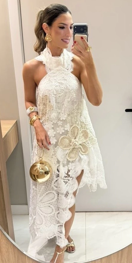 Vestido com Renda e Aplicações Florais - comprar online