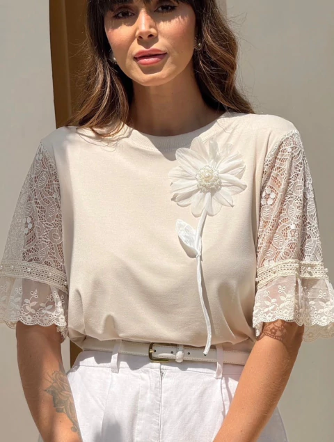 Blusa com Manga em Renda e Flor