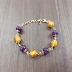 Pulseira Capim Dourado e Pedra Natural Ametista 10mm . Código P404.