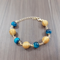 Pulseira Capim Dourado e Pedra Natural Olho de Tigre Ciano 10mm . Código P410.