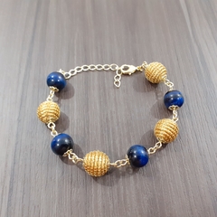 Pulseira Capim Dourado e Pedra Natural Olho de Tigre Azul 10mm . Código P414.
