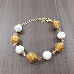 Pulseira Capim Dourado e Pedra Natural Howlita 10mm . Código P400. - comprar online