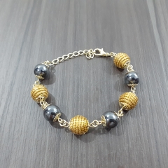Pulseira Capim Dourado e Pedra Natural Hematita 10mm . Código P411.