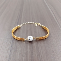 Pulseira Capim Dourado e Pedra Natural Howlita 10mm . Código P418. na internet