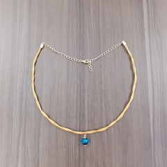 Gargantilha Capim Dourado e Pedra Natural Olho de Tigre Ciano 10mm. Código G428.