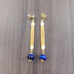 Brinco Capim Dourado e Pedra Natural Olho de Tigre Azul. Código B460.