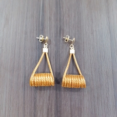 Brinco Capim Dourado. Código B33.