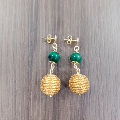 Brinco Capim Dourado e Pedra Natural Olho de Tigre Verde. Código B400.