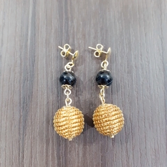 Brinco Capim Dourado e Pedra Natural Ágata Preta. Código B404.