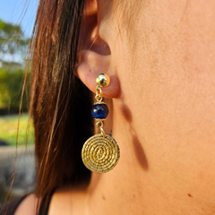 Brinco Capim Dourado e Pedra Natural Olho de Tigre Azul. Código B426.
